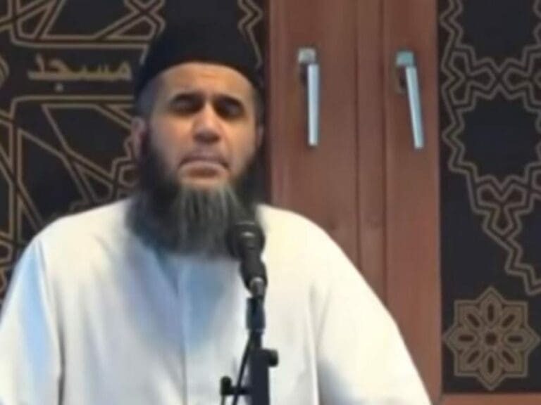 Frauen steinigen und Kinder schlagen – Die Welt des Imam Abu Bilal Ismail — Bild: MEMRITVVideos / YouTube
