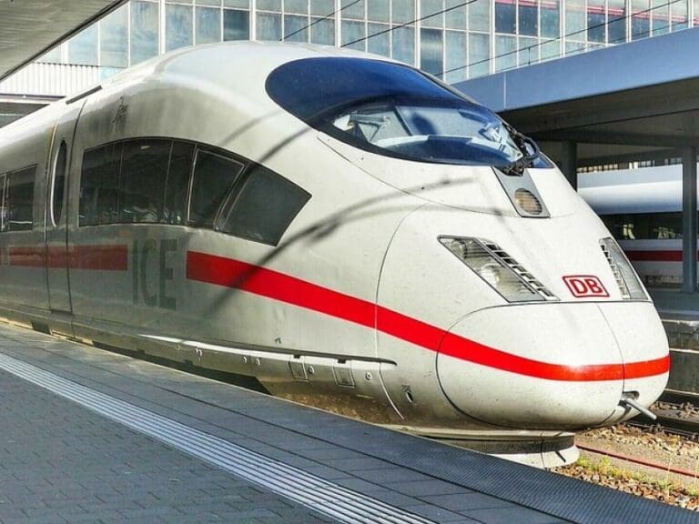 Zug-Messerstecher war "Flüchtling" aus Afrika — Bild: holzijue / pixabay / CC0