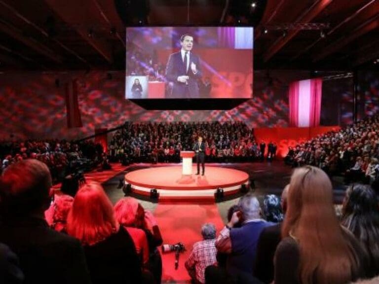 Zensurgefahr! Kern will staatlich geschulte Erzieher in die sozialen Medien schicken — Bild: SPÖ Presse und Kommunikation / flickr (CC BY-SA 2.0)