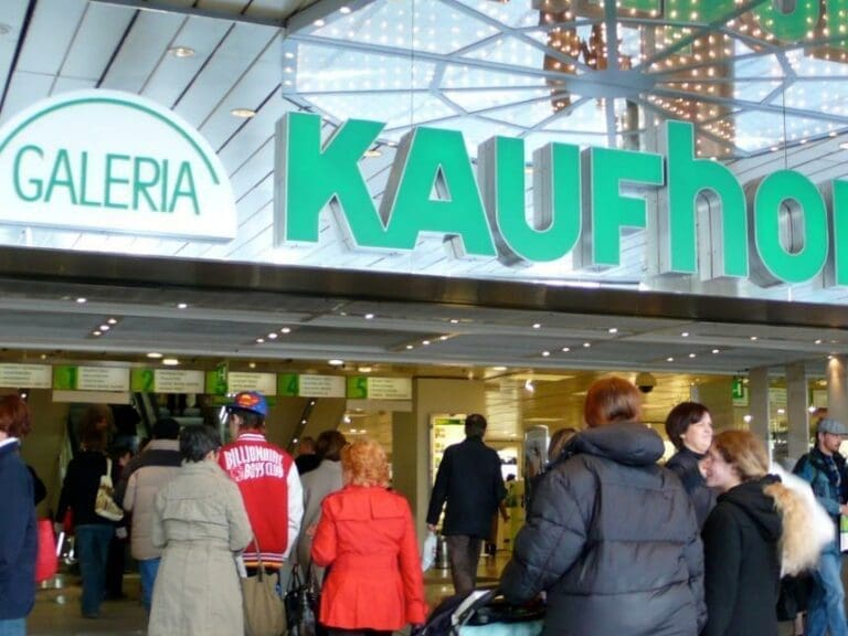 Experte: Fusion bedroht 10.000 Arbeitsplätze bei Karstadt und Kaufhof — Bild: yisris / flickr (CC BY 2.0)