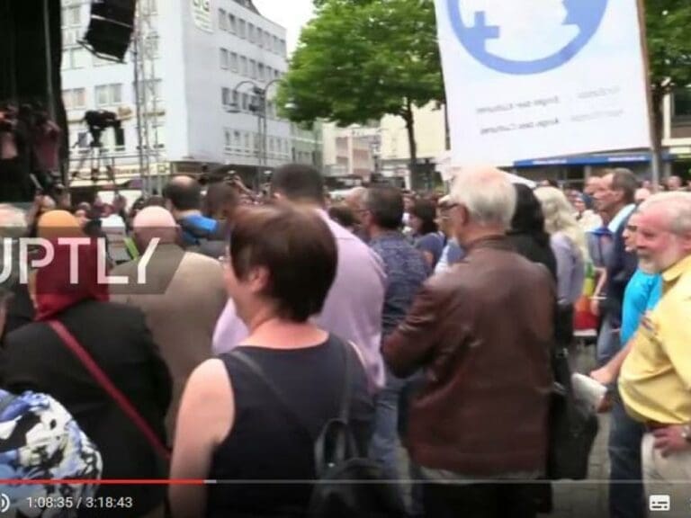 Demofaule Moslems? Kaum Teilnehmer bei groß angekündigter Anti-Terror-Demo in Köln — Bild: Screenshot / RT Deutsch YouTube