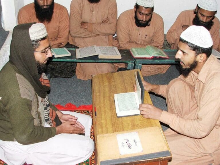 Koran-Flut in offenen Bücherschränken — Bild: Tariq Babur/Wikimedia(CC BY-SA 3.0)