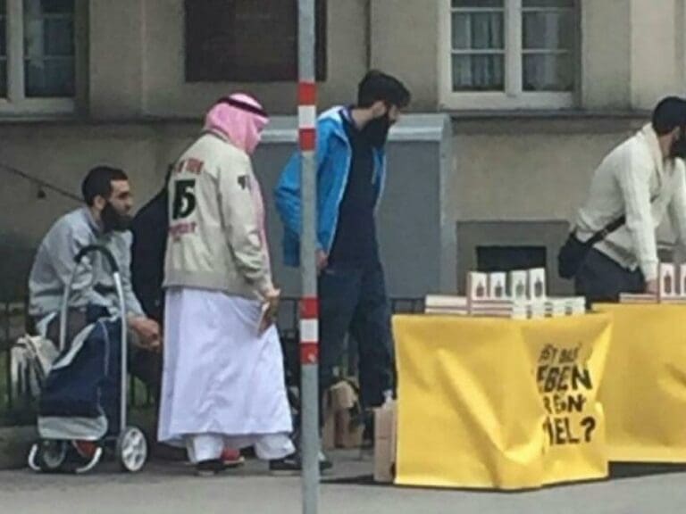 Koranverteiler unterwegs: Gudenus will Verbot — Bild: Unzensuriert.at