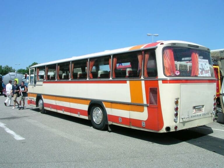 Bus-Reisegruppe samt Schlepper fordert Asyl — Bild: Norbert Schnitzler / wikimedia.org (CC-BY-SA-3.0-migrated)