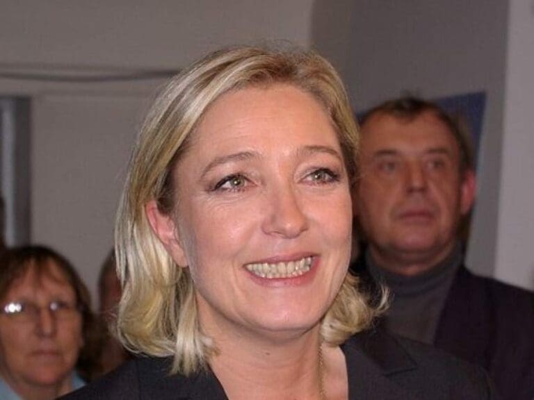 Le Pen verweigert islamisches Kopftuch — Bild: Emmanuel d Aubignosc / Wikimedia  (CC BY 3.0)