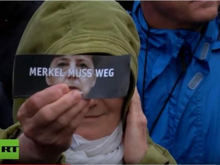 Auch bei Abschlusskundgebung Gegenproteste: Merkels Wahlkampf war ein Debakel — Bild: Screenshot / YouTube RT Deutsch