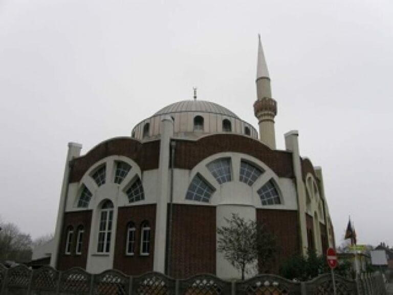 Projekt "Flüchtlingsstadt" mit Moschee — Bild: NatiSythen - Eigenes Werk/ Wikimedia CC BY-SA 3.0