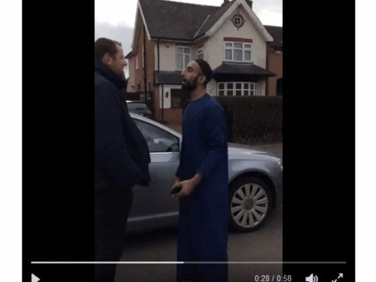 Video: Moslem beleidigt Weiße als "Schweine" — Bild: Foto: Tommy Robinson / Twitter Screenshot
