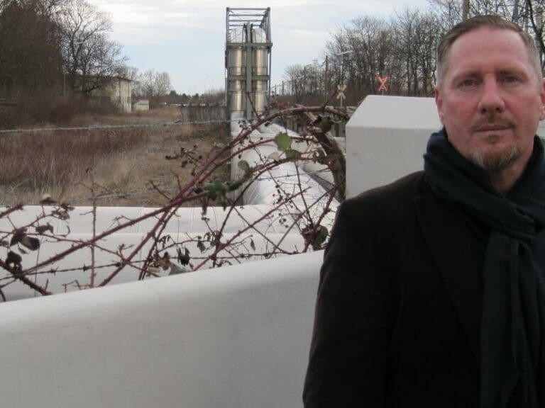 Stadt will Wohnungen auf Sondermüll bauen — Bild: Unzensuriert.at