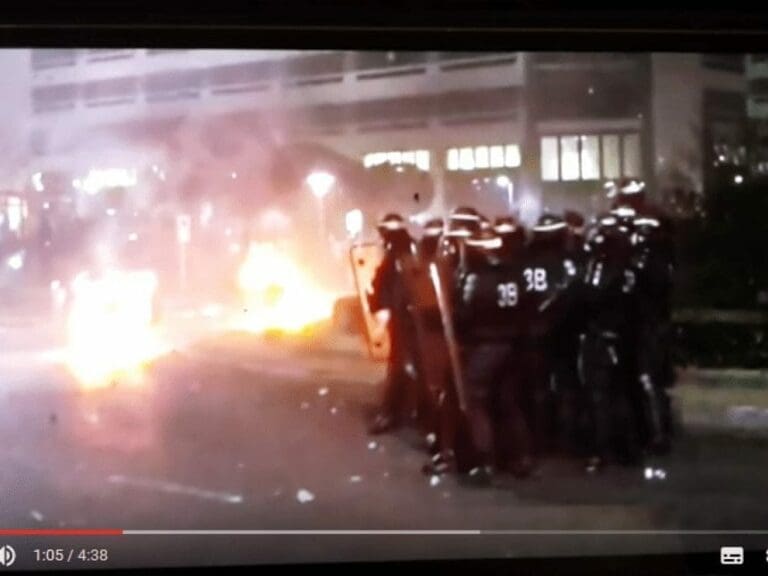 Paris: Moslem-Aufstand nach Dealer-Festnahme — Bild: just for lol / Screenshot YouTube