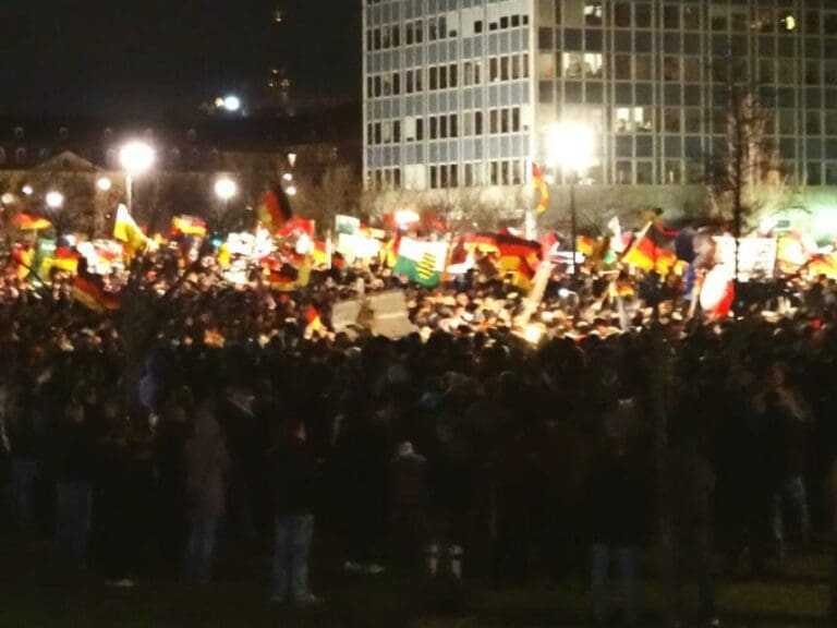 40.000 trotzen der Anti-PEGIDA-Hetze — Bild: Kalispera Dell / Wikimedia (CC BY 3.0)