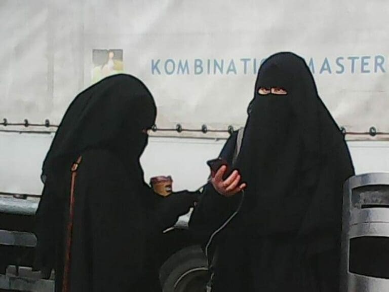 Beschluss der IGGiÖ: Kopftuch für Muslimas — Bild: unzensuriert.at