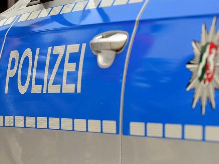 Bissige Asylkinder greifen jetzt sogar Polizei an — Bild: Dirk Vorderstraße / Wikimedia (CC BY 2.0)