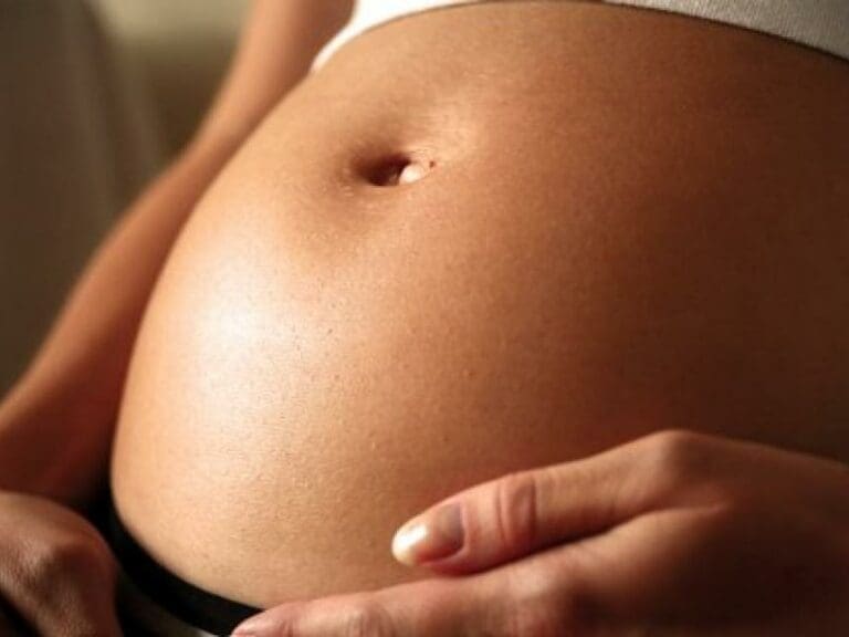 Mit Babybauch ins Feld: Umstandsmode für Soldatinnen — Bild: Canwest News Service / wikimedia (public domain)
