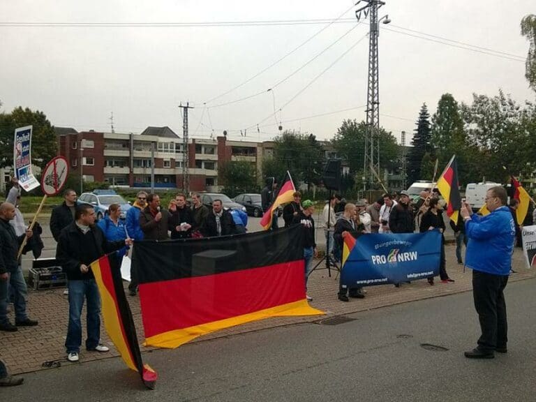 PRO NRW gegen Salafisten — Bild: Gladbach / Wikimedia (CC-BY-SA-3.0)