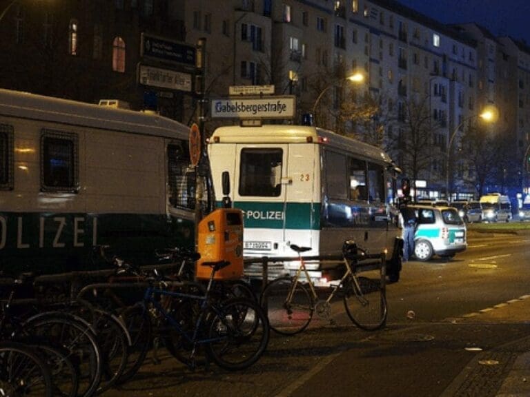 Polizei bei Razzia gegen "Seenotretter" attackiert — Bild: A_Peach / flickr.com / (CC BY 2.0)