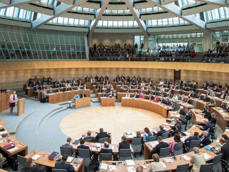 NRW schafft Schwur auf  "deutsches Volk" ab — Bild: Staatskanzlei NRW / R. Sondermann Galerie