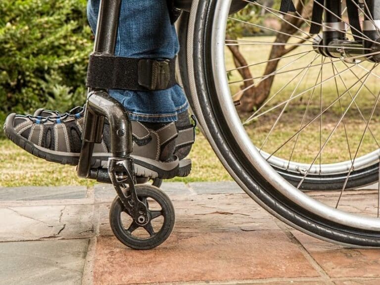 #Einzelfall: Dunkelhäutige “Helferin” schlägt Senior aus Rollstuhl und raubt ihn aus — Bild: stevepb / pixabay.com