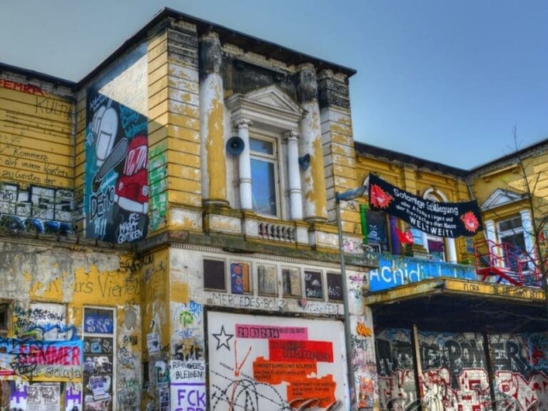 Brutal blöd: Antifa zerlegt das “eigene Viertel” — Bild: www.GlynLowe.com / flickr (CC BY 2.0)