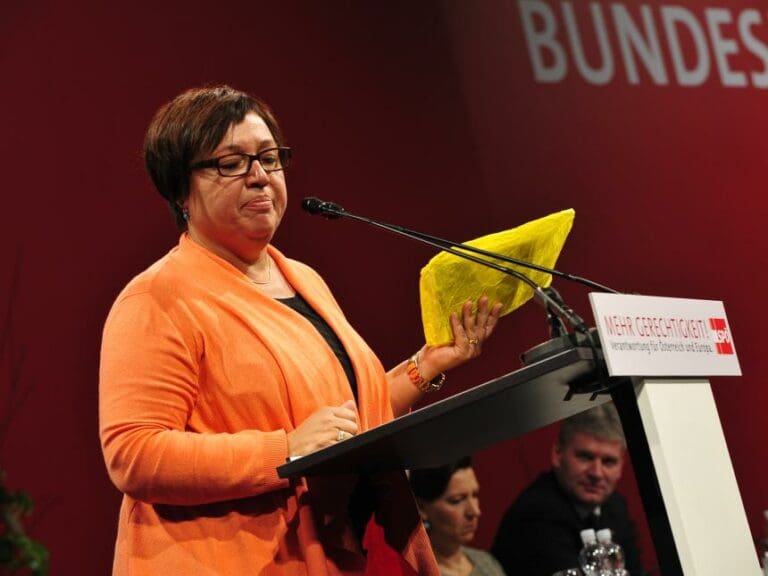 Sabine Oberhauser, eine Vordenkerin für eine rauchfreie und vielleicht auch schweinsbratenfreie Welt.
