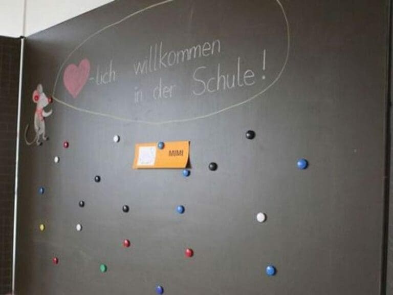 "Personenschutz" für Kinder in Traiskirchen — Bild: Andreas Bohnenstengel / wikimedia (CC BY-SA 3.0)
