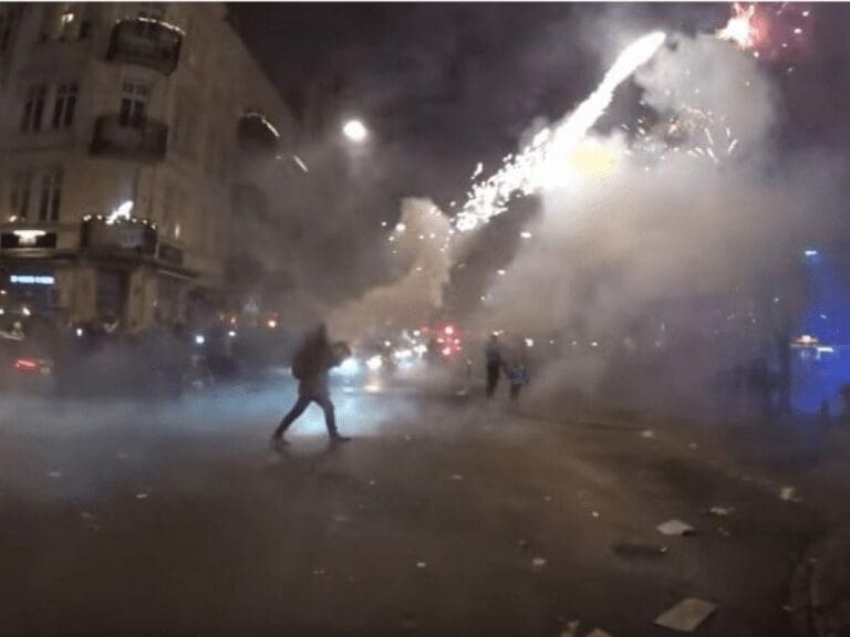 Üble Moslem-Attacken zu Silvester in Schweden — Bild: Screenshot / Infowars.com