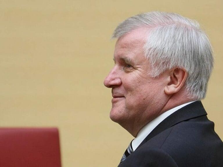 Seehofer fällt um: Will jetzt "keine Abschottung" — Bild: Michael Lucan / wikimedia commons / (CC-BY-SA 3.0 de)