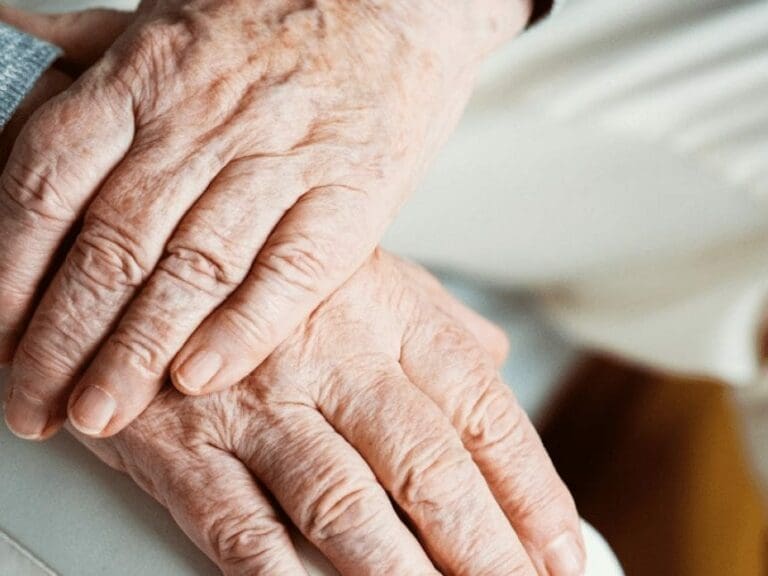 "Südländer" verletzt fast 100-Jährige bei Überfall — Bild: pexels.com