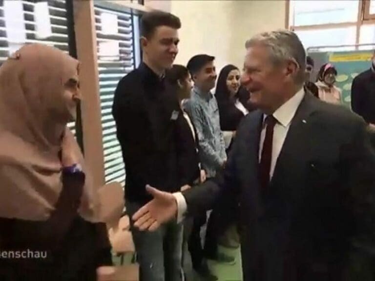 Kein Handschlag für Gauck von Muslima — Bild: Screenshot td280558 / YouTube
