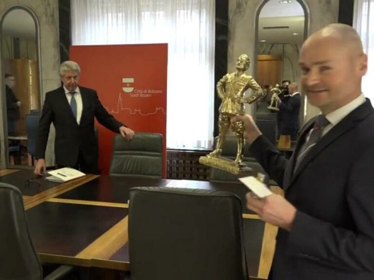 "Goldener Benito" für Bozener Bürgermeister — Bild: Screenshot, Süd-Tiroler Freiheit, Freies Bündnis für Tirol / YouTube