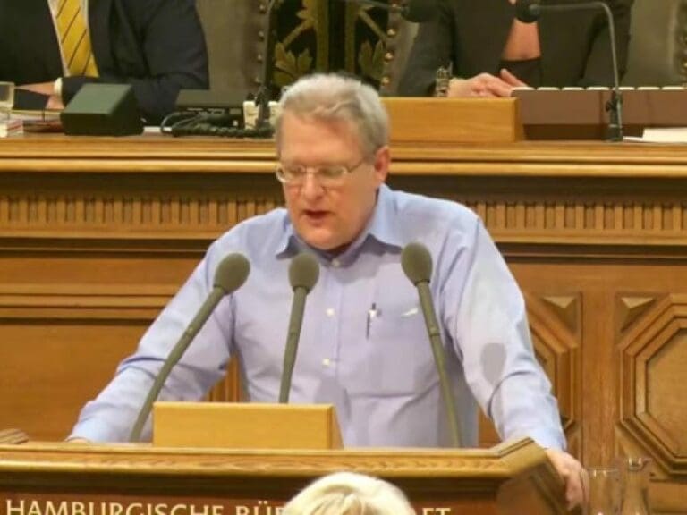 Wegen Merkel-Kritik des Parlaments verwiesen — Bild: Screenshot, Abendblatttv / YouTube
