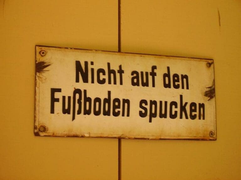 Als Schutz: "Spucksperre" für  Dresdener Sozialamt — Bild: Frze / Wikipedia (CC BY-SA 4.0)