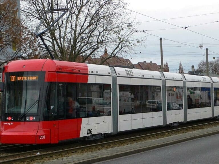 #Einzelfall: Kontrolleur in Straßenbahn von afrikanischen Sozialbetrügern attackiert — Bild: Michael Heimerl / Wikimedia (CC BY-SA 3.0)