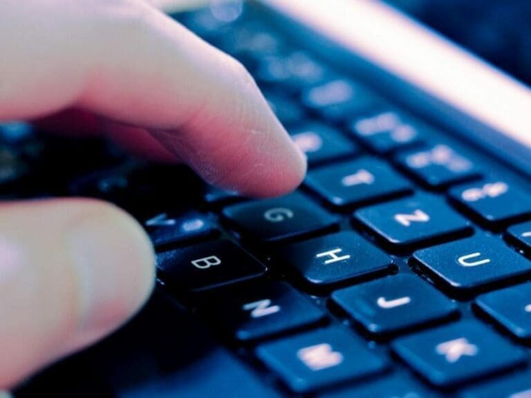 Sofortige Reaktion auf Hasspostings — Bild: TBIT / pixabay.com
