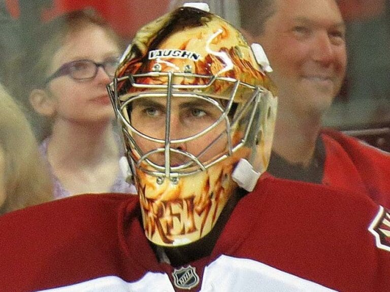 Hitler-Clinton-Vergleich: Verband schützt Eishockeygoalie Greiss, Olympischer Sportbund will Verbannung — Bild: Von 5of7 / Wikimedia  CC BY-SA 2.0