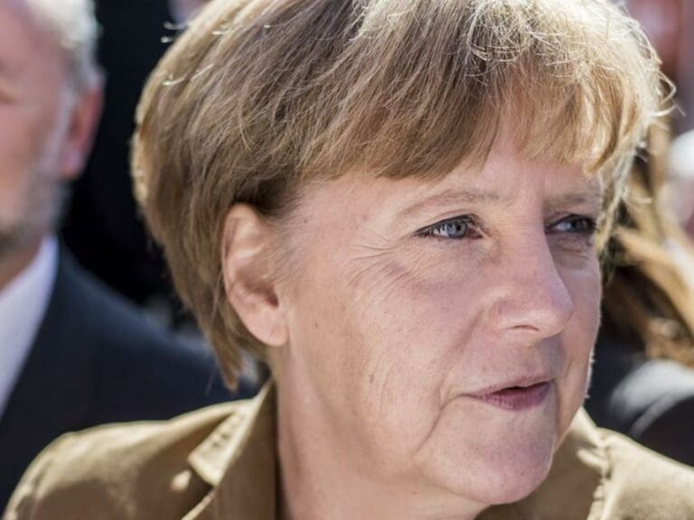 Breite Front gegen Merkels Asylpolitik — Bild: FNDE / Wikimedia (CC BY-SA 4.0)