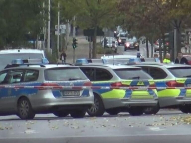 Türkenclan geht auf Polizisten los — Bild: Screenshot YouTube / Einsatzfahrten und so