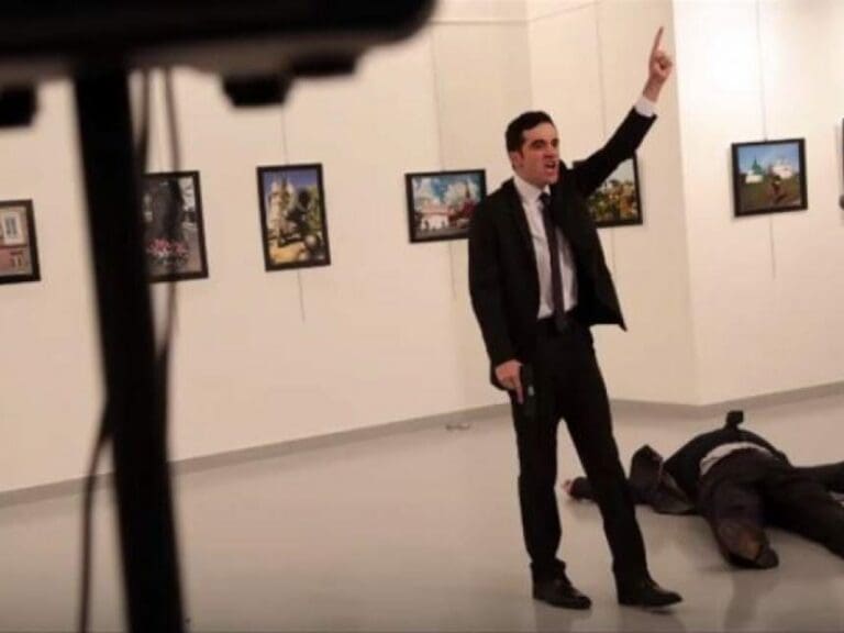 Attentäter erschießt russischen Botschafter — Bild: Screenshot YouTube BBCnewsCh