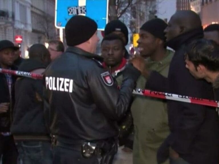 Aggressiver Afrikaner wird zum Opfer gemacht — Bild: Screenshot Norddeutscher Rundfunk