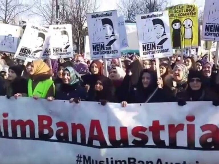 Tausende bei Moslemdemo in Wien — Bild: Screenshot YouTube / vienna vital