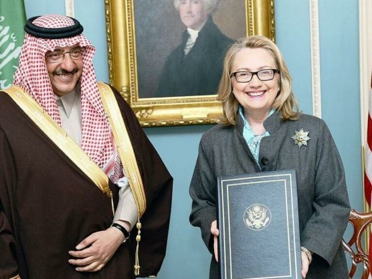 CIA verleiht Saudi-Prinz "Friedensmedaille" — Bild: U.S. Department of State / Wikimedia gemeinfrei