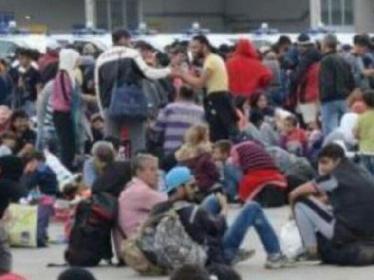 Nach Flüchtlingen muss Halle renoviert werden — Bild: unzensuriert.at