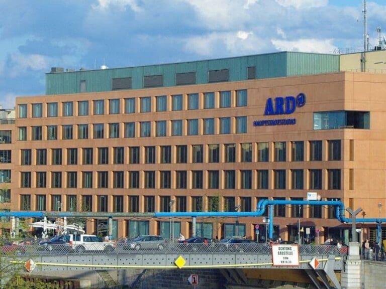 Die Wahrheit zu sagen kostete langjährige WDR-Journalistin die Karriere — Bild: Standardizer / wikimedia (CC BY-SA-4.0)