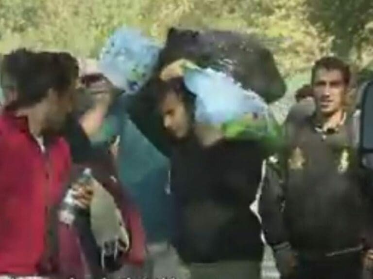 Britische Regierung lässt in Calais Mauer bauen, um Migranten abzuwehren — Bild: Screenshot / YouTube / RT