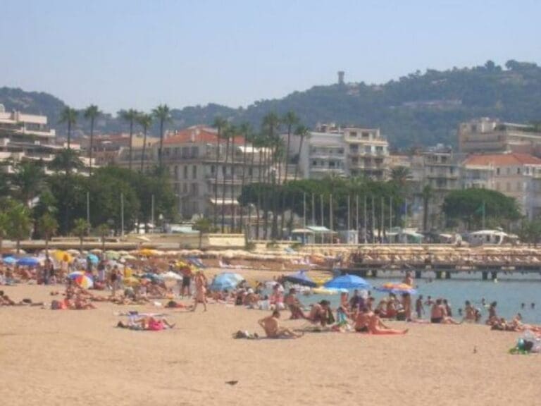 Burkinis am Strand von Cannes unerwünscht — Bild: Jiro31600 / wikimedia (CC BY-SA 4.0)
