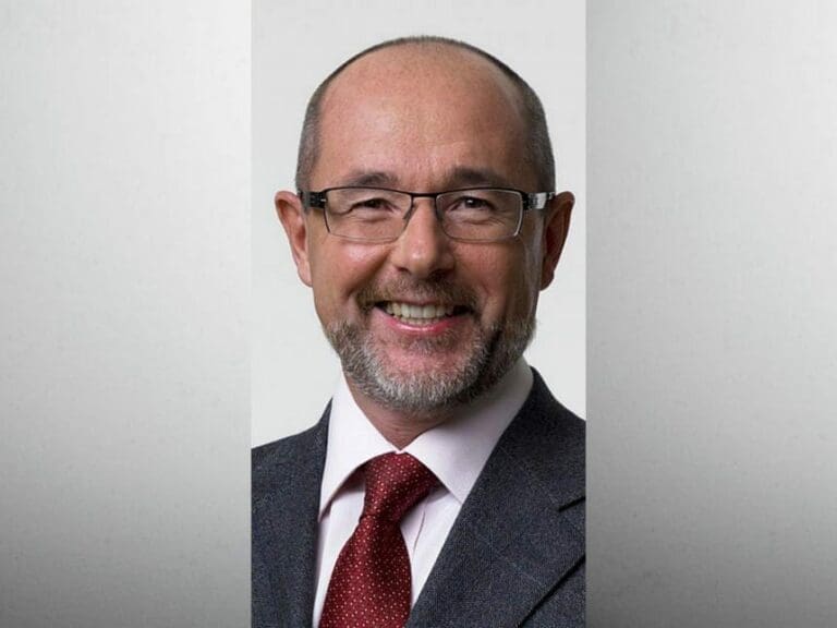 Frecher NEOS-Politiker macht brav Rückzieher — Bild: NEOS - Das Neue Österreich / Wikimedia (CC BY-SA 4.0)