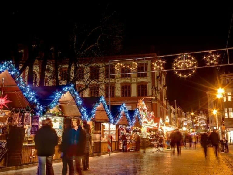 Dank Merkels Willkommenskultur: Berliner Weihnachtsmarkt hinter Betonpollern — Bild: Grand-Duc / Wikimedia (CC BY-SA 3.0 DE)