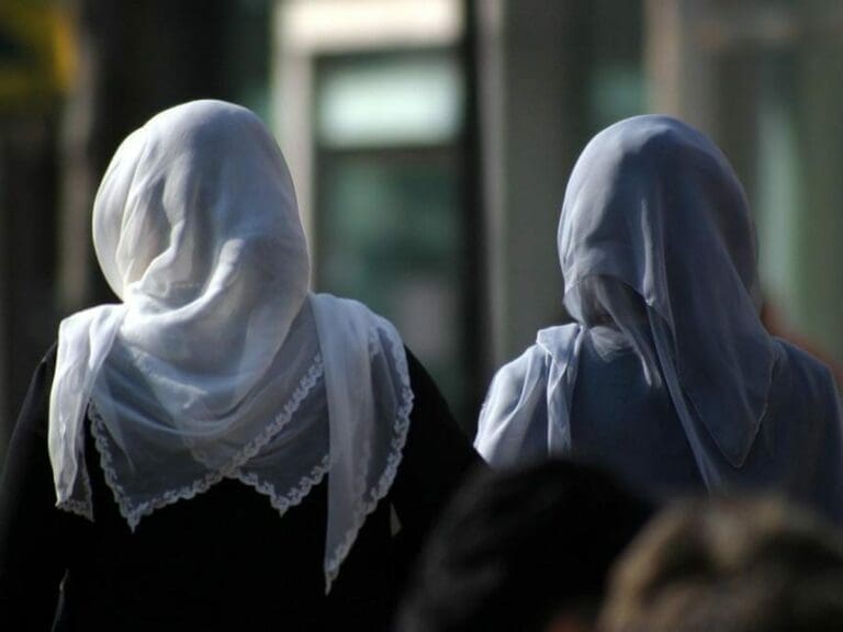 Moslems wehren sich gegen Kopftuchverbot — Bild: JosvdV / pixabay.com
