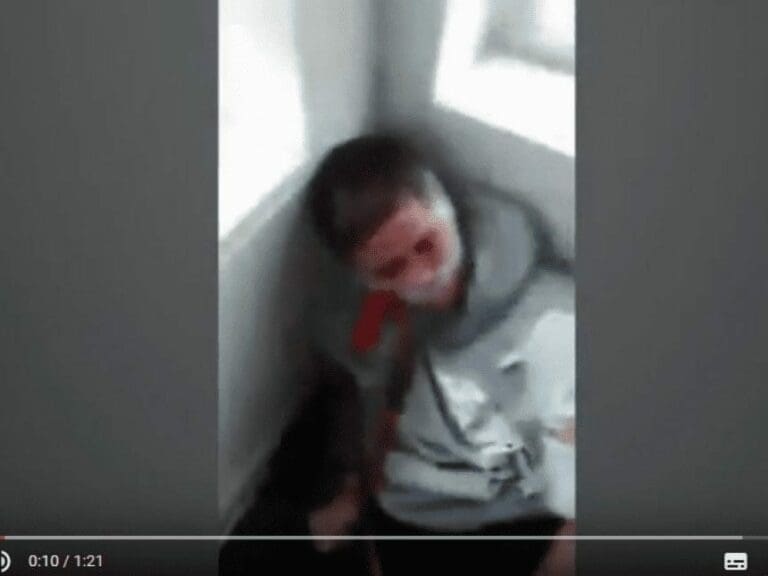 Behinderter wegen weißer Hautfarbe misshandelt — Bild: Screenshot / YouTube by NatroNet