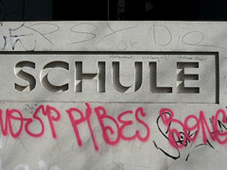 Zur Zentralmatura mit dem Sicherheitstransport — Bild: onnola /  flickr (CC BY-SA 2.0)